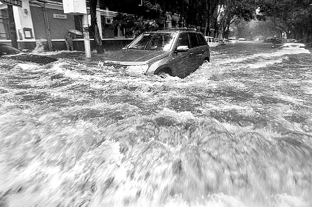 从北京暴雨，汽车逃生看淋浴房安全玻璃