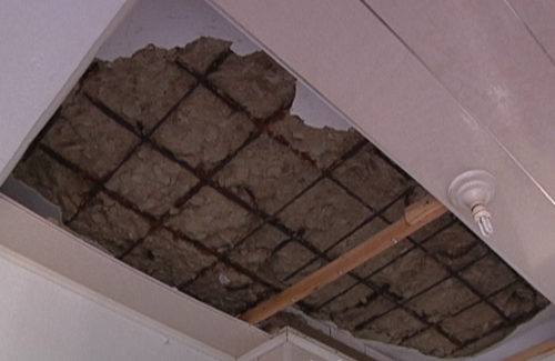 居民家中天花板塌漏 楼房质量竟检测合格