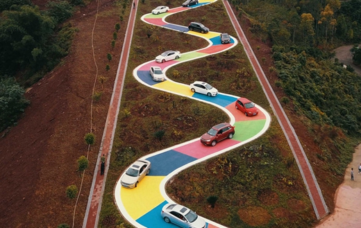 重庆“S型公路”被涂料涂成五颜六色“火了”！汽车排队体验