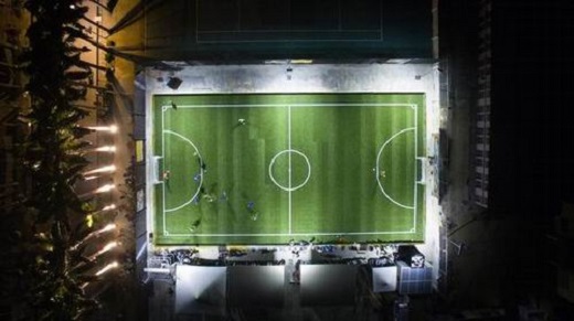 非洲太阳能球场利用踢足球产生的动能