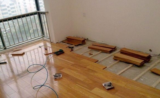 在地砖上可不可以直接铺木地板呢?