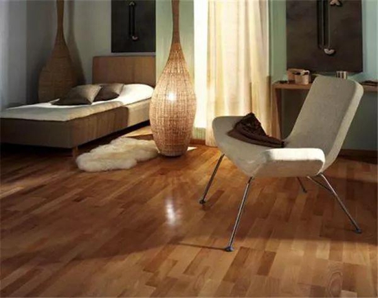 家庭装修铺设地板，实木地板和复合地板哪个好？