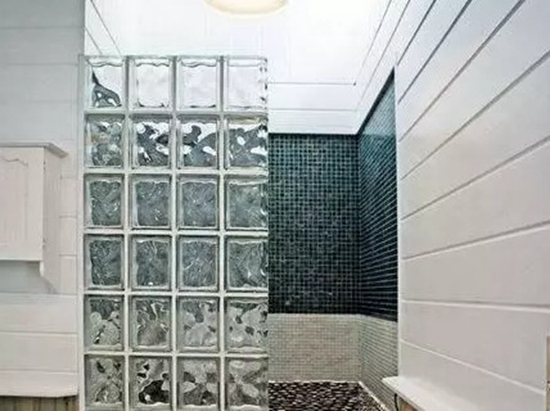 卫生间砌一堵半墙，巧做淋浴房