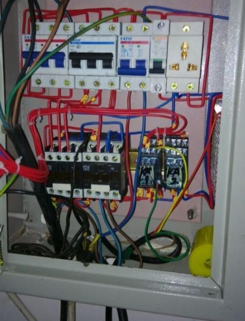 控制插座的空开，一合上就跳闸，如何找到哪个插座有问题？