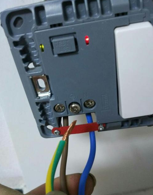 控制插座的空开，一合上就跳闸，如何找到哪个插座有问题？