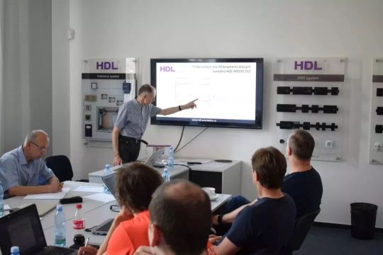 HDL罗马尼亚团队举办关于智能家居技术的演讲活动