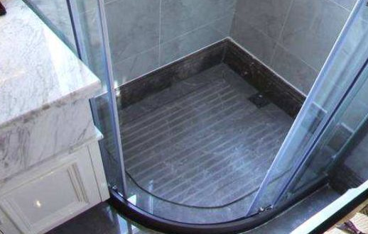淋浴房地面这样设计，排水快又防滑美观，用过才知有多好用