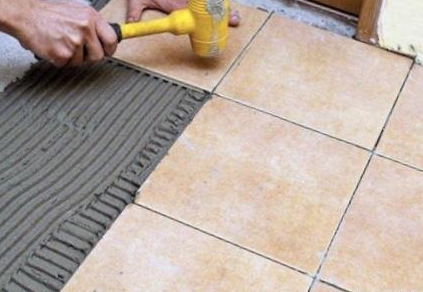 刚做的水泥地面，多久能用瓷砖胶贴地砖？依据是什么？