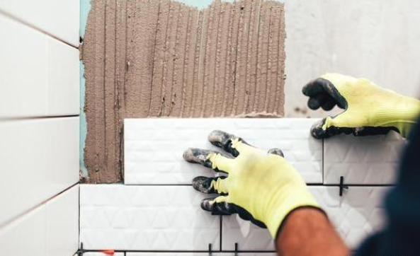 使用瓷砖胶和瓷砖背涂胶的具体操作流程有什么不同？